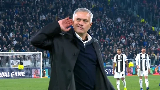 Gesto de Mourinho a la afición de la Juventus en 2018 tras vencer con el United en Turín Gesto de Mourinho a la afición de la Juventus en 2018 tras vencer con el United en Turín