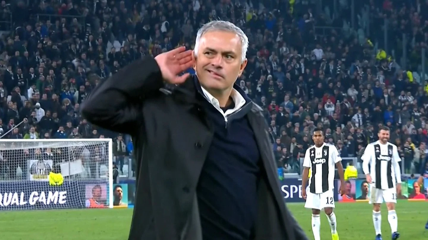 Gesto de Mourinho a la afición de la Juventus en 2018 tras vencer con el United en Turín Gesto de Mourinho a la afición de la Juventus en 2018 tras vencer con el United en Turín