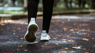Una persona caminando y haciendo ejercicio.