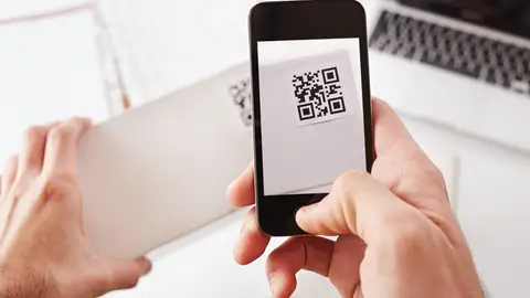 La advertencia de la policía tras la aparición de tarjetas con códigos QR que simulan 'El juego del calamar' CÓDIGOS QR