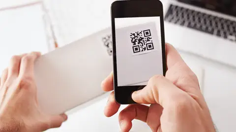 La advertencia de la policía tras la aparición de tarjetas con códigos QR que simulan 'El juego del calamar' CÓDIGOS QR