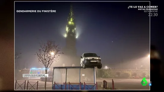La historia tras el enigma de la furgoneta que apareció sobre una parada de autobús en Francia La historia tras el enigma de la furgoneta que apareció sobre una parada de autobús en Francia