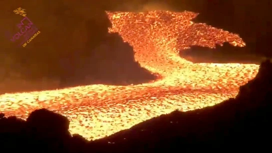 El avance de una nueva lengua de lava amenaza La Laguna mientras la colada norte se sitúa a 30 metros del mar El avance de una nueva lengua de lava amenaza La Laguna mientras la colada norte se sitúa a 30 metros del mar