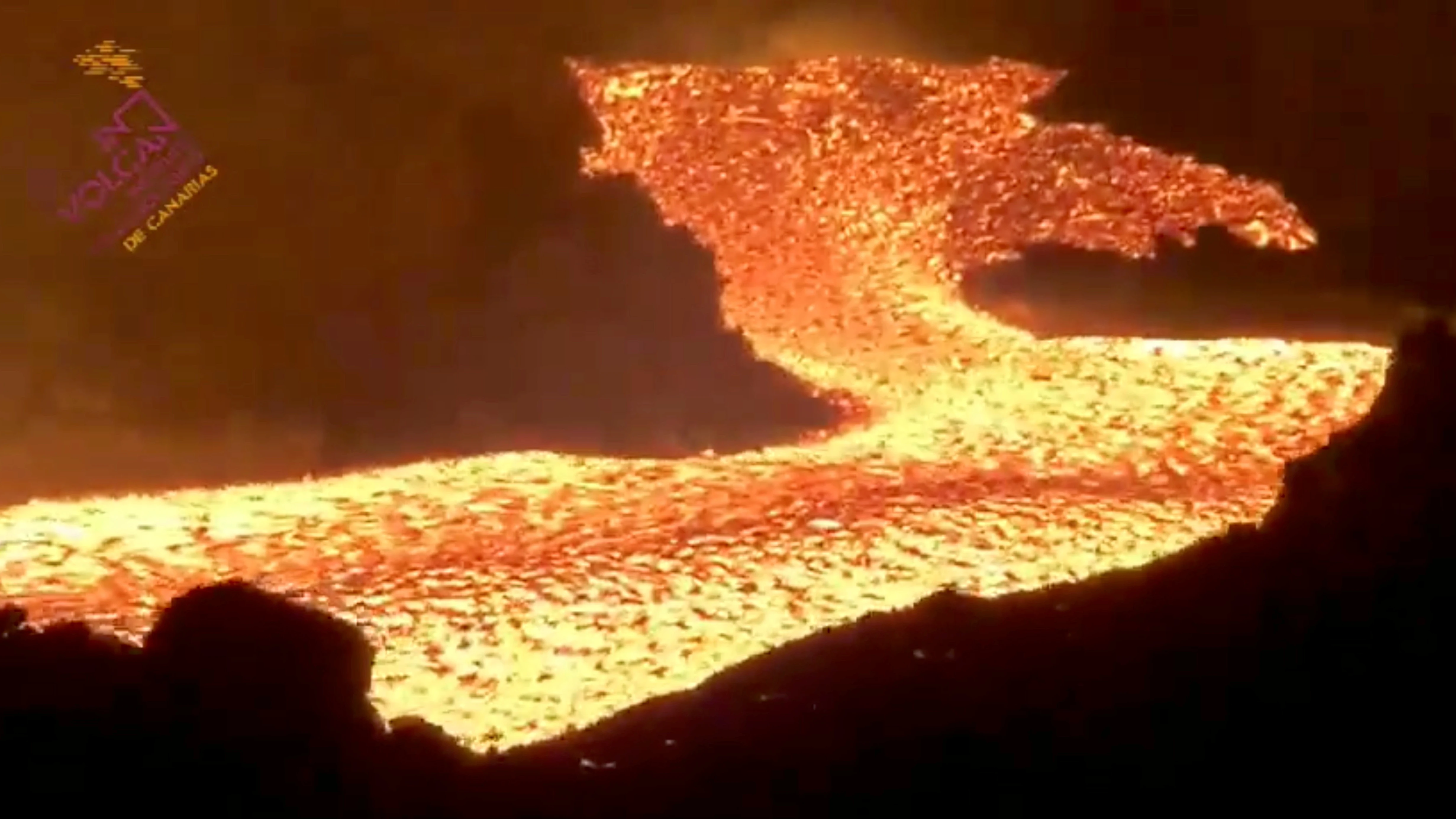 El avance de una nueva lengua de lava amenaza La Laguna mientras la colada norte se sitúa a 30 metros del mar