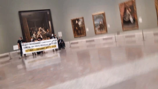 Víctimas del aceite de colza se encierran en El Prado y amenazan con suicidarse en directo Víctimas del aceite de colza se encierran en El Prado y amenazan con suicidarse en directo