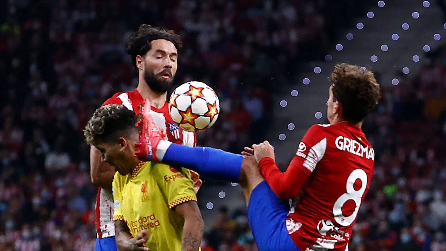 Patada de Griezmann a Firmino Patada de Griezmann a Firmino