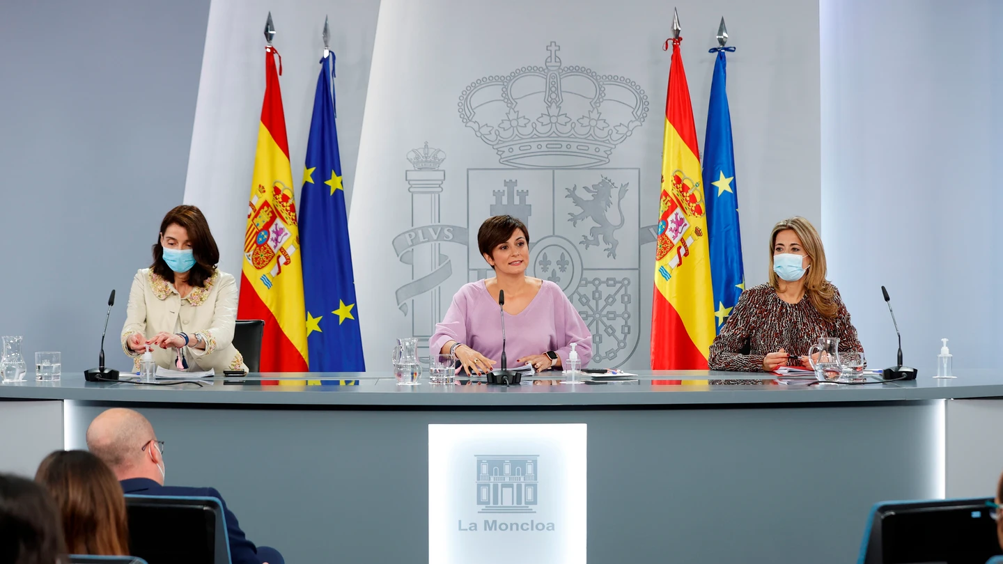 La ministra de Justicia, la portavoz del Gobierno y la ministra de Transportes en la rueda de prensa posterior al Consejo de Ministros La ministra de Justicia, la portavoz del Gobierno y la ministra de Transportes en la rueda de prensa posterior al Consejo de Ministros