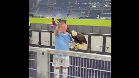 La Lazio despide al adiestrador del águila en el estadio por hacer el saludo fascista La Lazio despide al adiestrador del águila en el estadio por hacer el saludo fascista
