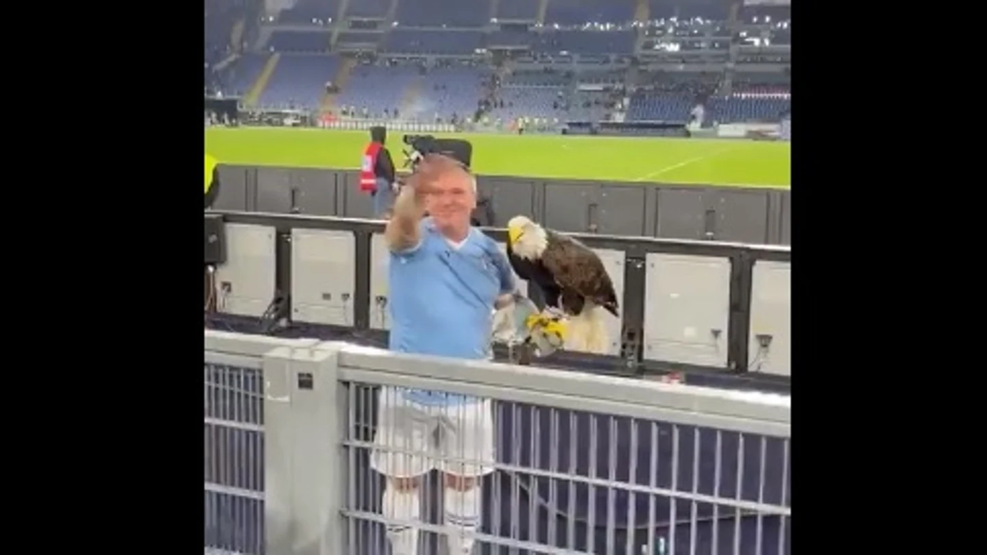 La Lazio despide al adiestrador del águila en el estadio por hacer el saludo fascista La Lazio despide al adiestrador del águila en el estadio por hacer el saludo fascista