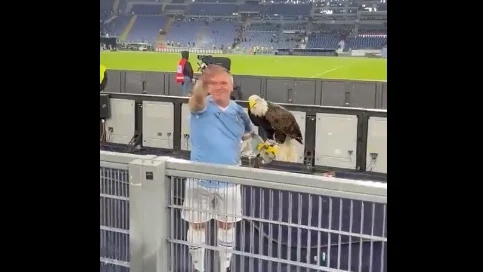 La Lazio despide al adiestrador del águila en el estadio por hacer el saludo fascista