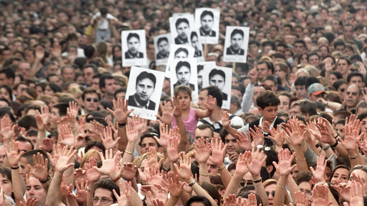Manifestación en 1997 en Madrid en protesta por el asesinato de Miguel Angel Blanco Manifestación en 1997 en Madrid en protesta por el asesinato de Miguel Angel Blanco
