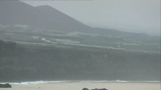 El avance de la lava amenaza con crear una nueva fajana en el mar El avance de la lava amenaza con crear una nueva fajana en el mar