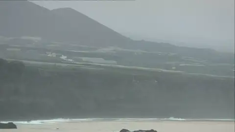 El avance de la lava amenaza con crear una nueva fajana en el mar El avance de la lava amenaza con crear una nueva fajana en el mar