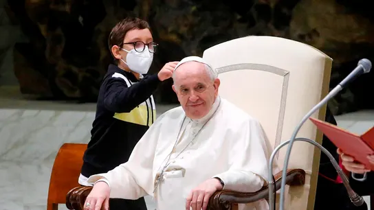 Un niño protagoniza la audiencia general del Papa al querer quitarle el solideo Un niño protagoniza la audiencia general del Papa al querer quitarle el solideo