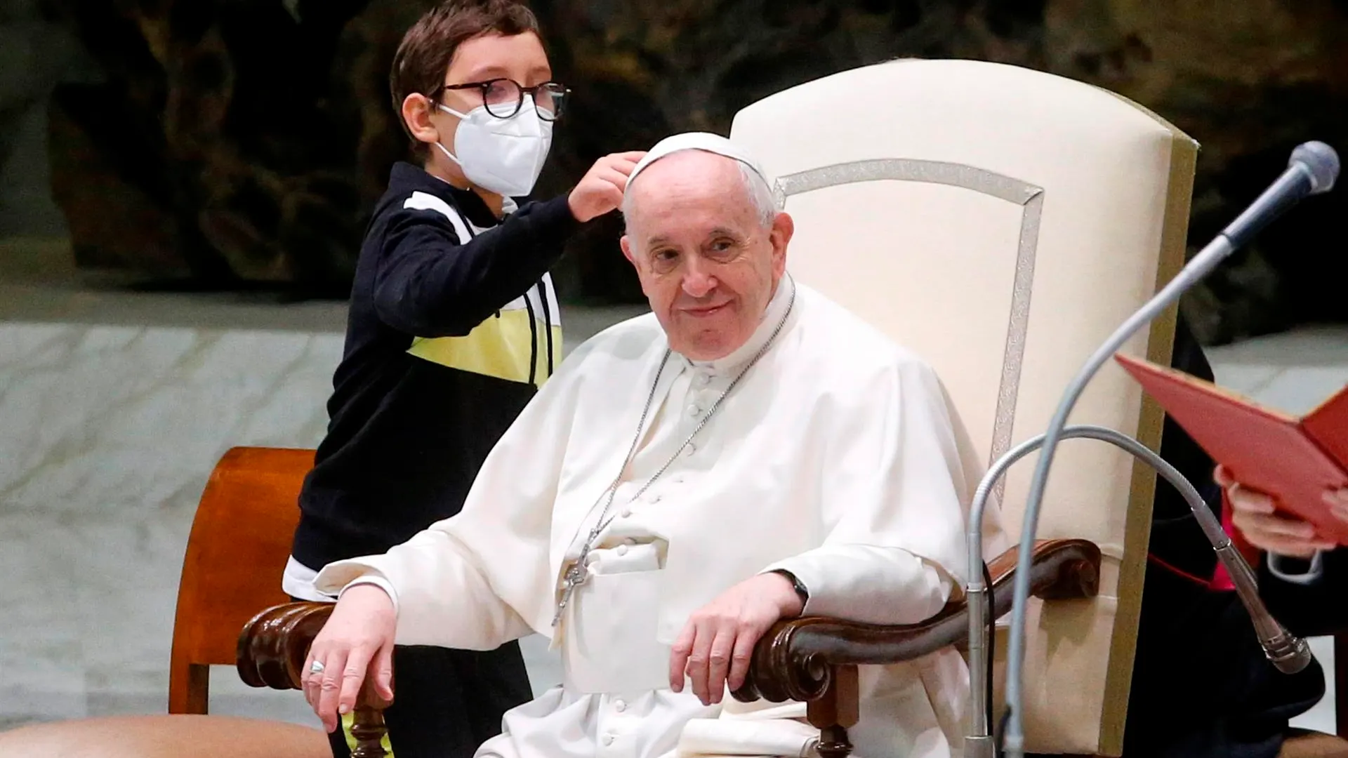 Un niño protagoniza la audiencia general del Papa al querer quitarle el solideo 