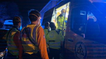Técnicos de Emergencias Madrid atienden al joven en el interior de una ambulancia
