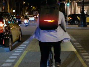 Esta mochila inteligente integra luces de freno e intermitentes para tu bici