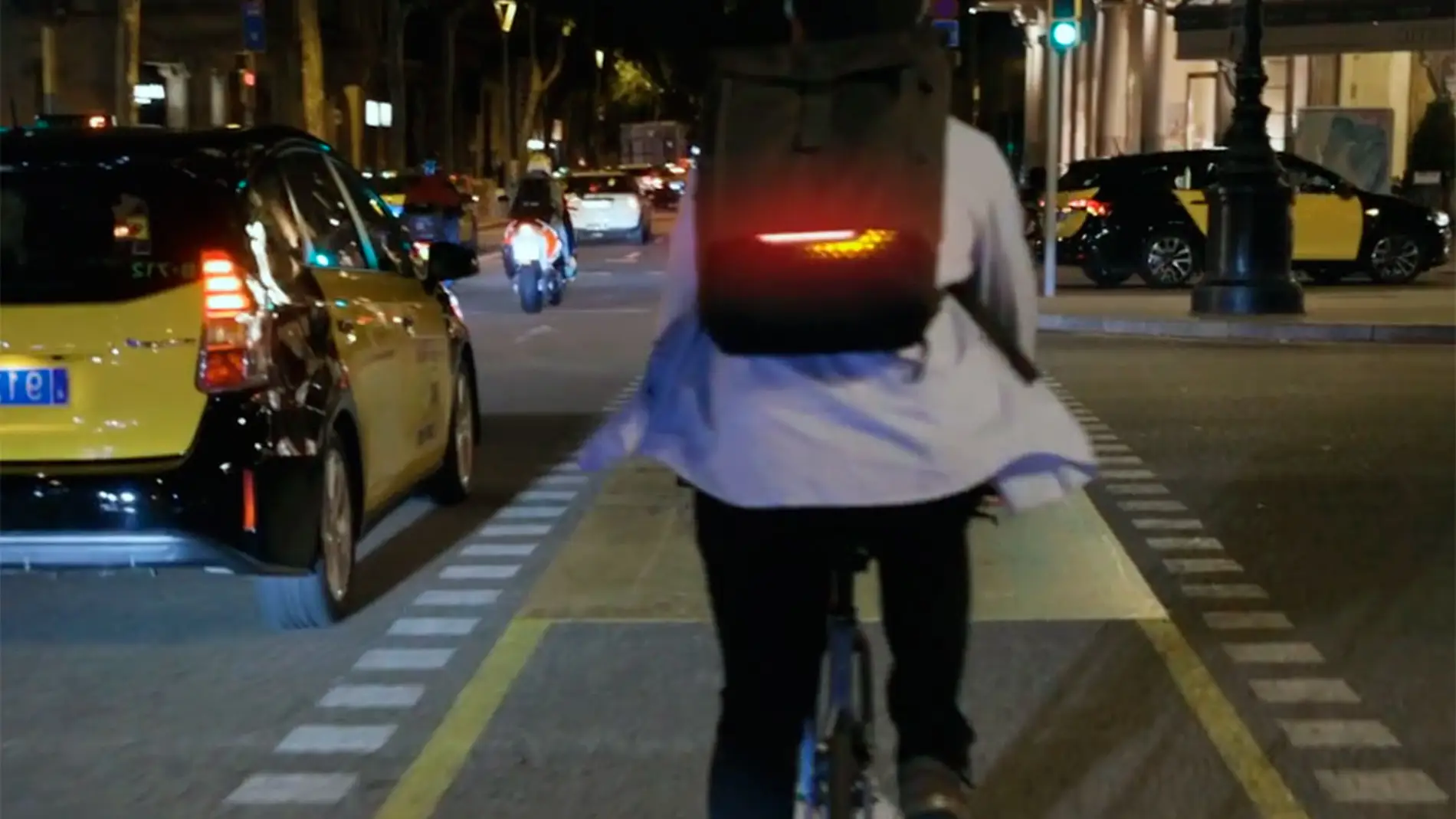 Esta mochila inteligente integra luces de freno e intermitentes para tu bici