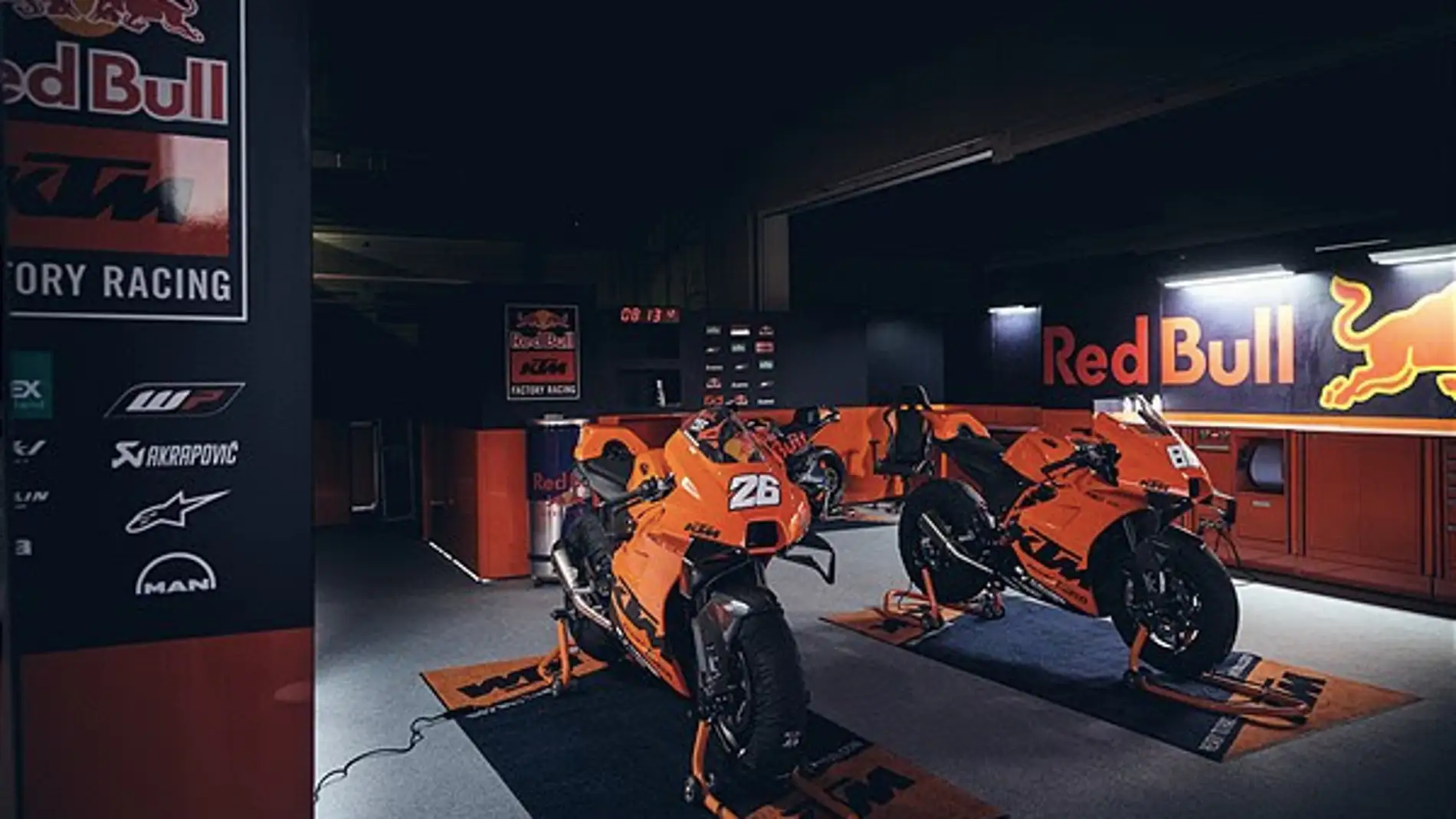 25 afortunados propietarios reciben su nueva KTM RC 8C en el circuito de Jerez