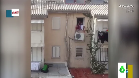El desastroso intento de tres señores de colocar un aparato de aire acondicionado El desastroso intento de tres señores de colocar un aparato de aire acondicionado