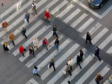 Peatones cruzando por un paso de cebra Consejos y normas sobre las zonas por las que pueden caminar los peatones