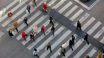 Peatones cruzando por un paso de cebra