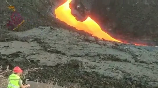 Acceden por primera vez a la fisura del volcán de La Palma Acceden por primera vez a la fisura del volcán de La Palma