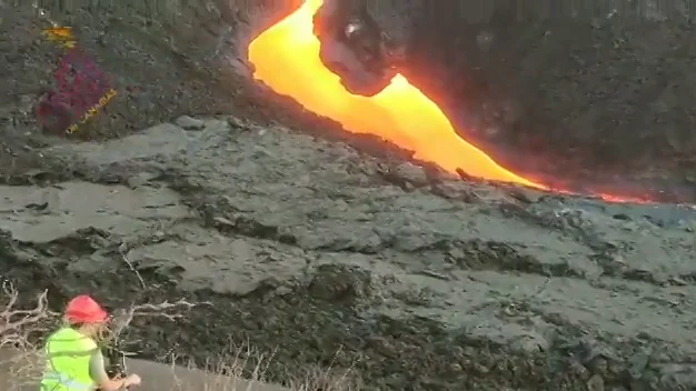 Acceden por primera vez a la fisura del volcán de La Palma Acceden por primera vez a la fisura del volcán de La Palma