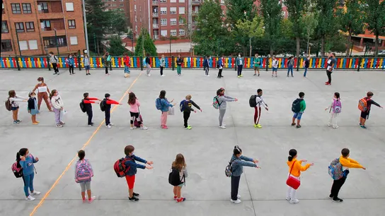 Niños en el patio de un colegio Niños en el patio de un colegio