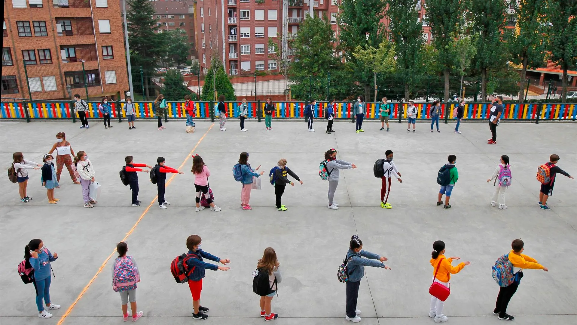 Niños en el patio de un colegio