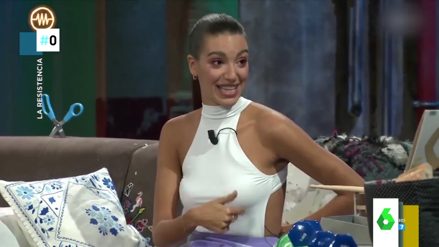 Ana Guerra desvela cómo una noche recibió con un cuchillo escondido a tres policías de paisano en su casa: "Les pedí la placa" Ana Guerra desvela cómo una noche recibió con un cuchillo escondido a tres policías de paisano en su casa: "Les pedí la placa"