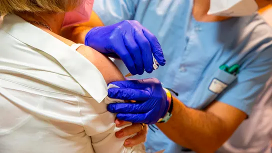 Una mujer vacunándose contra el coronavirus Una mujer vacunándose contra el coronavirus