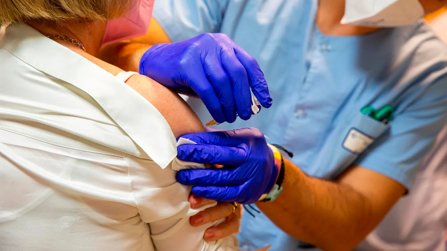 Una mujer vacunándose contra el coronavirus Una mujer vacunándose contra el coronavirus