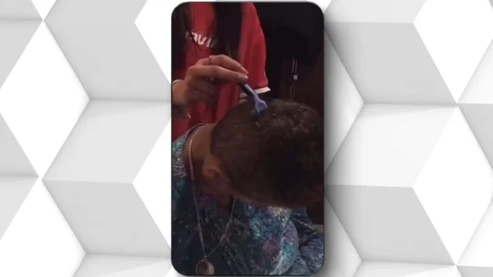 Dos adolescentes rapan y queman el pelo a una mujer con discapacidad y lo graban en vídeo Dos adolescentes rapan y queman el pelo a una mujer con discapacidad y lo graban en vídeo