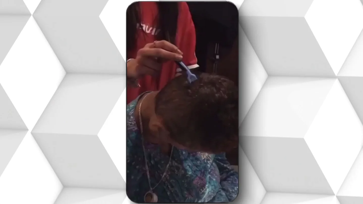 Dos adolescentes rapan y queman el pelo a una mujer con discapacidad y lo graban en vídeo Dos adolescentes rapan y queman el pelo a una mujer con discapacidad y lo graban en vídeo