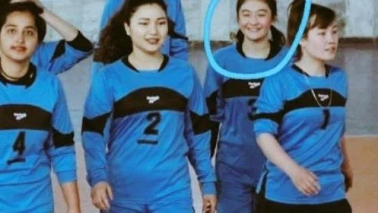 Mahjabin Hakimi, con sus compañeras de selección Mahjabin Hakimi, con sus compañeras de selección