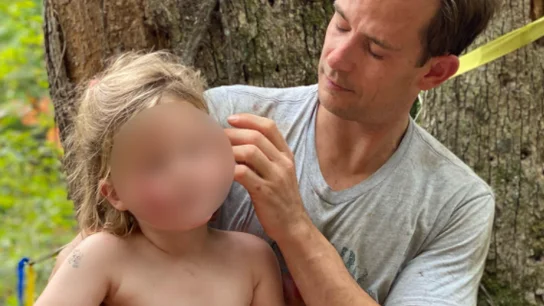 El pequeño superhéroe junto a su padre El pequeño superhéroe junto a su padre