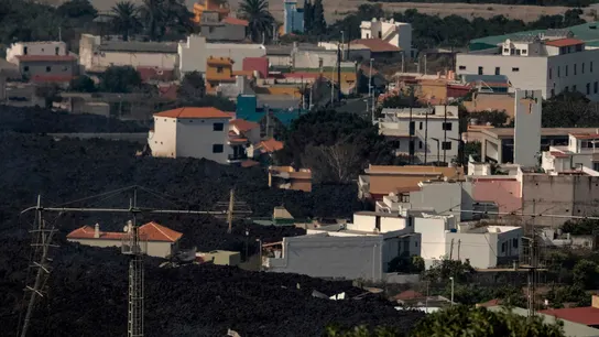 La colada norte del volcán avanza por La Laguna, sepultando todo a su paso La colada norte del volcán avanza por La Laguna, sepultando todo a su paso