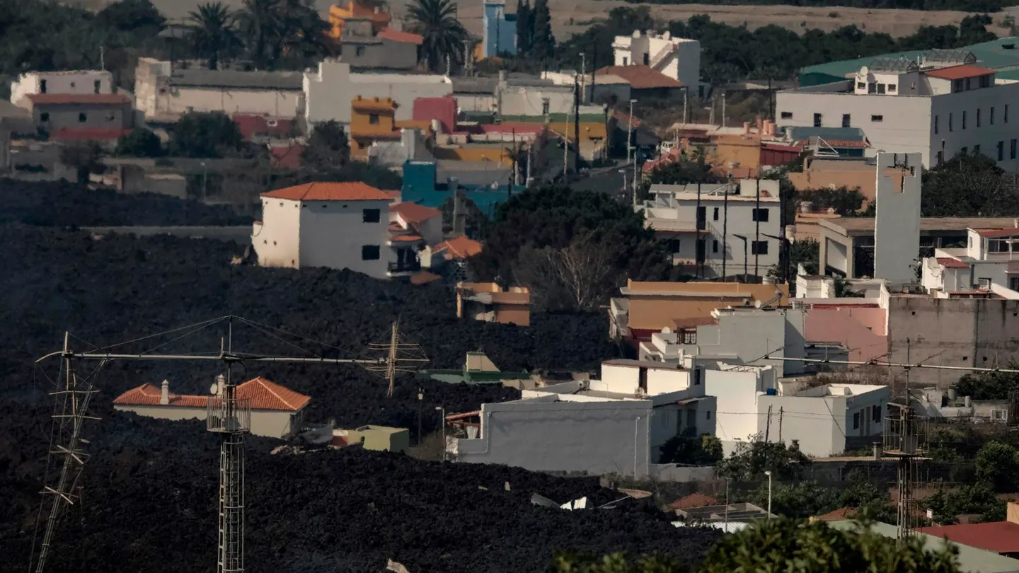 La colada norte del volcán avanza por La Laguna, sepultando todo a su paso La colada norte del volcán avanza por La Laguna, sepultando todo a su paso