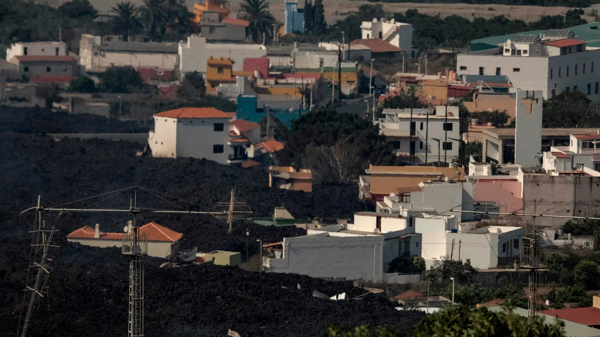 La colada norte del volcán avanza por La Laguna, sepultando todo a su paso