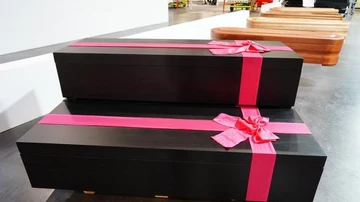 Los ataúdes negros con el lazo rosa que aparecen en la serie