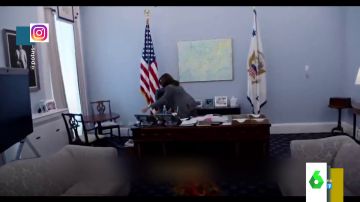 La reacción de Kamala Harris cuando Joe Biden entra por sorpresa en su despacho con un ramo de flores: "¿En serio?"