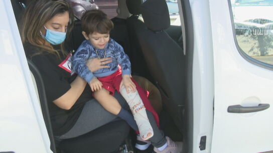 Izan con la pierna escayolada tras caer por la alcantarilla