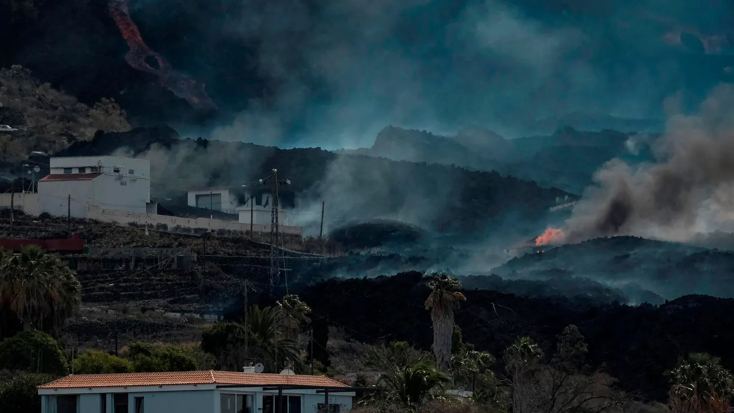 La colada norte del volcán de La Palma avanzando por el barrio de La Laguna La colada norte del volcán de La Palma avanzando por el barrio de La Laguna