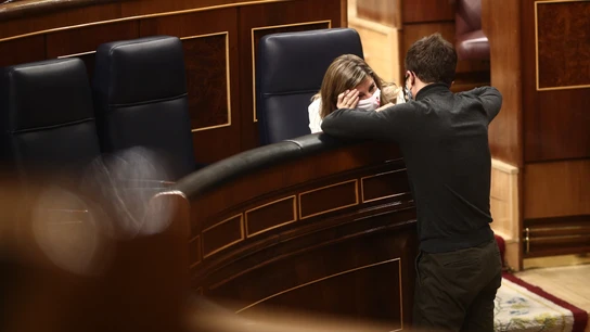 La vicepresidenta segunda, Yolanda Díaz, charla con el líder de Más País, Íñigo Errejón, en el Congreso. La vicepresidenta segunda, Yolanda Díaz, charla con el líder de Más País, Íñigo Errejón, en el Congreso.