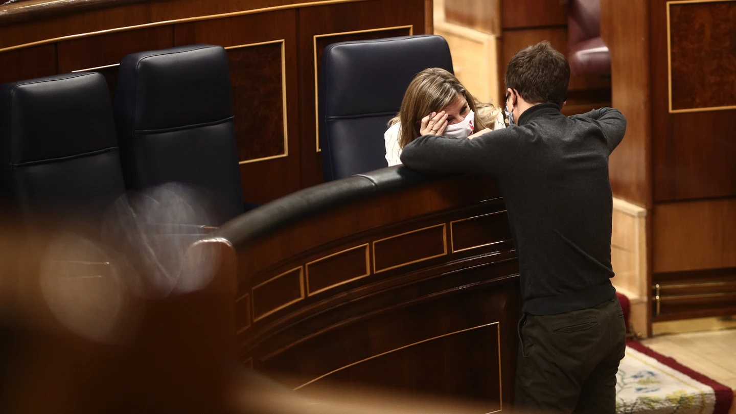La vicepresidenta segunda, Yolanda Díaz, charla con el líder de Más País, Íñigo Errejón, en el Congreso. La vicepresidenta segunda, Yolanda Díaz, charla con el líder de Más País, Íñigo Errejón, en el Congreso.