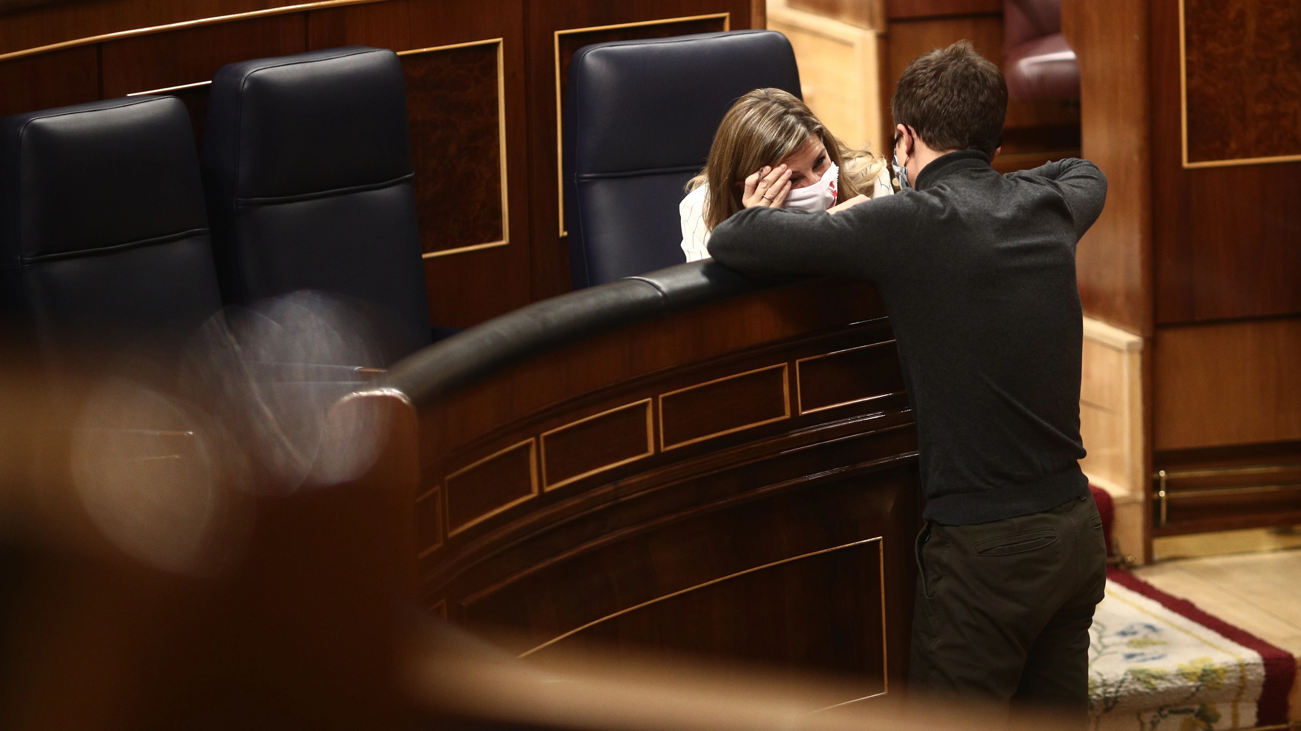 La vicepresidenta segunda, Yolanda Díaz, charla con el líder de Más País, Íñigo Errejón, en el Congreso.