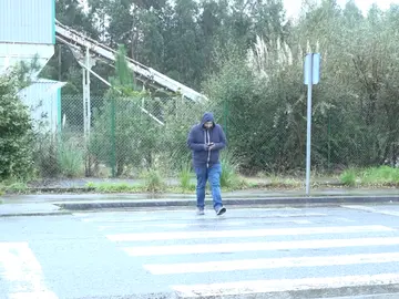 Peatón mirando el móvil Peatón mirando el móvil