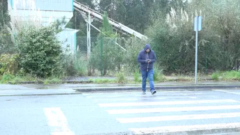 Peatón mirando el móvil Peatón mirando el móvil