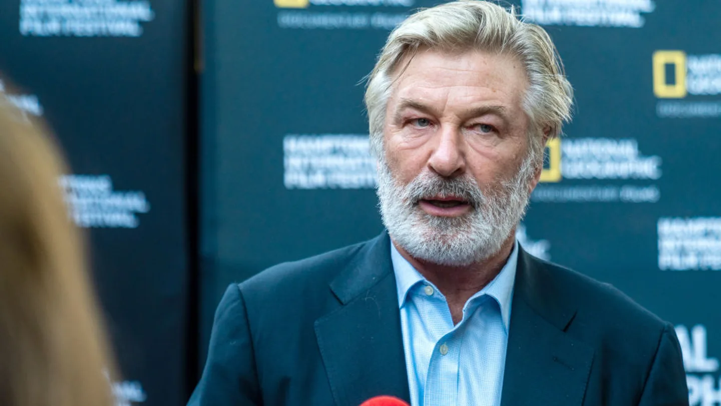 Alec Baldwin dispara una pistola durante un rodaje y mata a la directora de fotografía Alec Baldwin dispara una pistola durante un rodaje y mata a la directora de fotografía